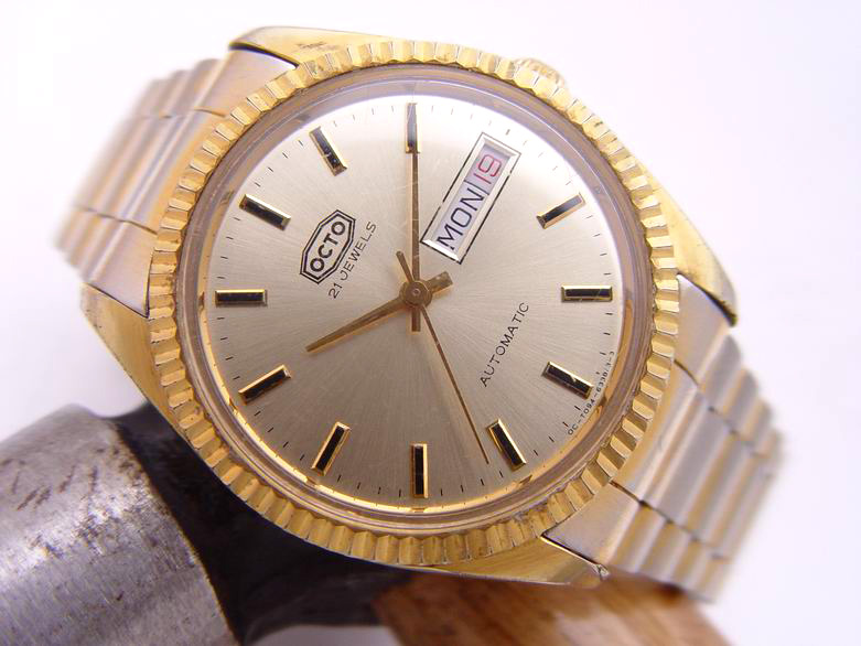 (070308-06)Octo Date-Day Shiny Gold Bezel Automatic Gent's Watch