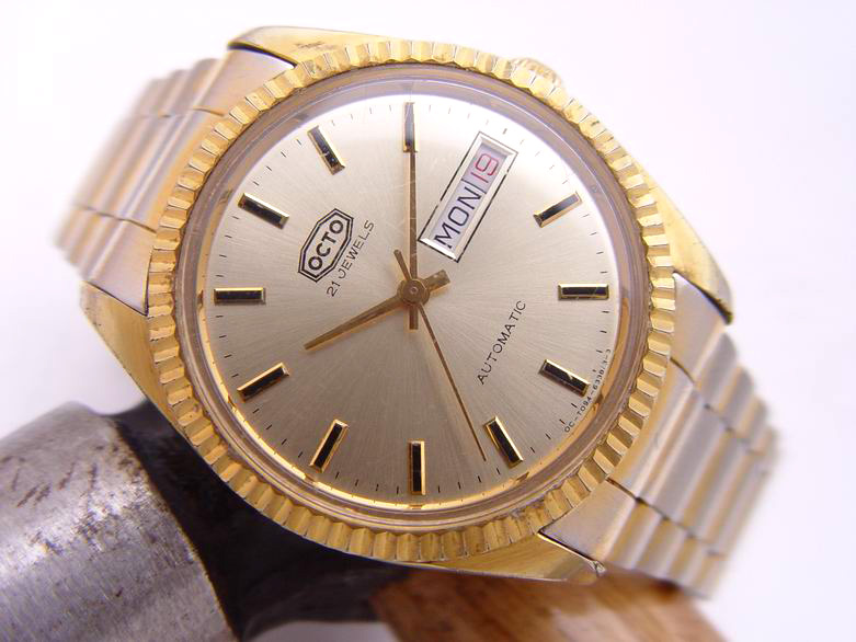 (070308-06)Octo Date-Day Shiny Gold Bezel Automatic Gent's Watch