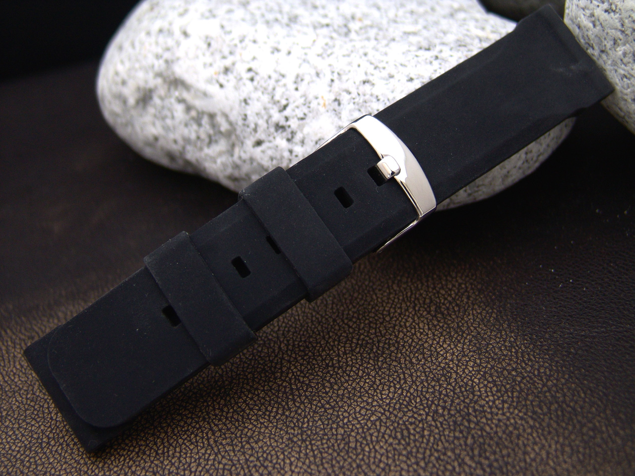 22mm Black Chamfer Edge Medium Soft Silicone Watch Band Diver Watch Strap
